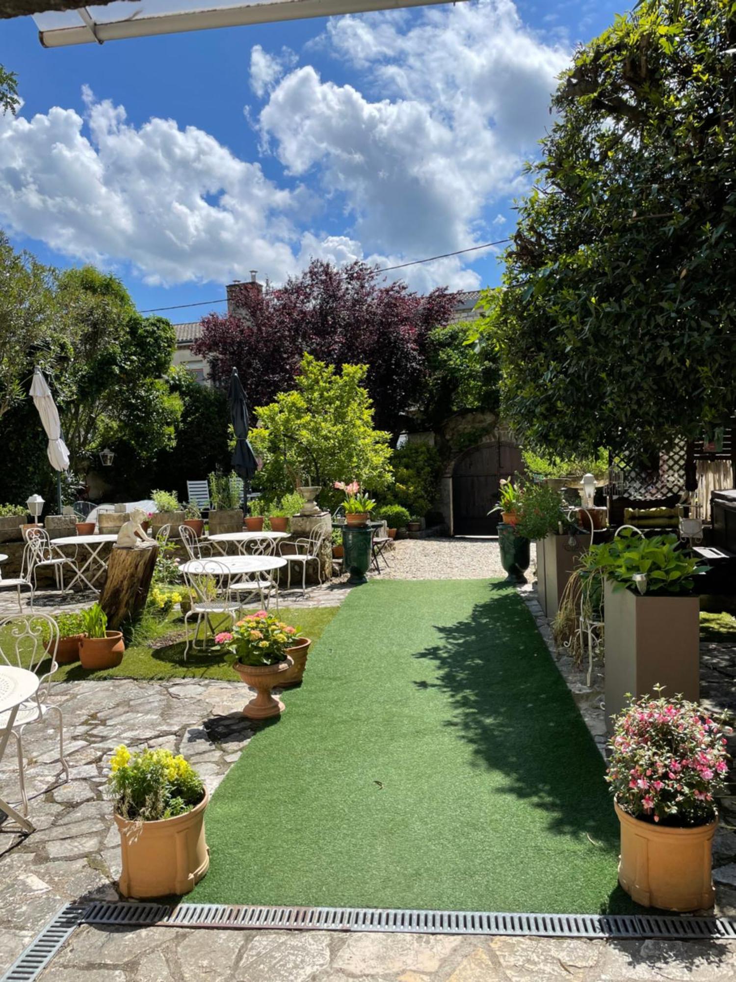 Le Manoir Du Raveyron Hotel Vallon-Pont-d'Arc Bagian luar foto